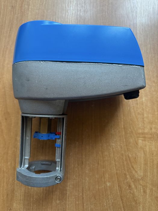 Siłownik liniowy do zaworów