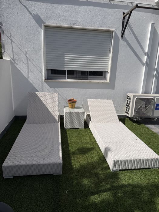Conjunto de espreguicadeiras com mesa