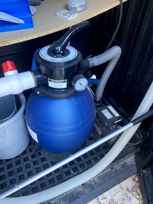 Piscina, abrigo bomba, bomba e plataforma