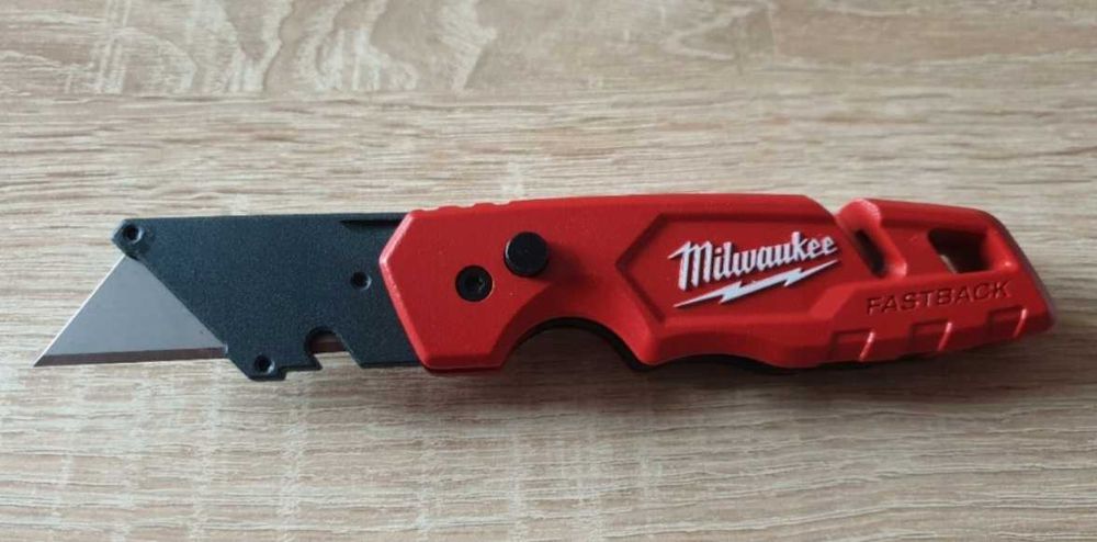 Ніж трапецеподібний Milwaukee Fastback із зберіганням лез