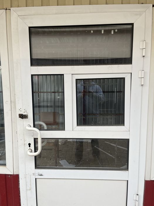 Продам двери алюмииниевые бу