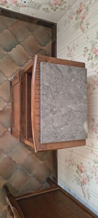 Stary drewniany stolik nocny przy łóżku