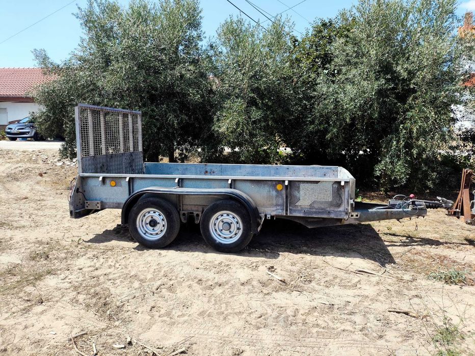 Atrelado Ifor Williams porta-máquinas, equipado com rampa traseira.