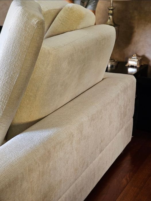 Sofá de 4 lugares grande robusto na cor  Bege de Design