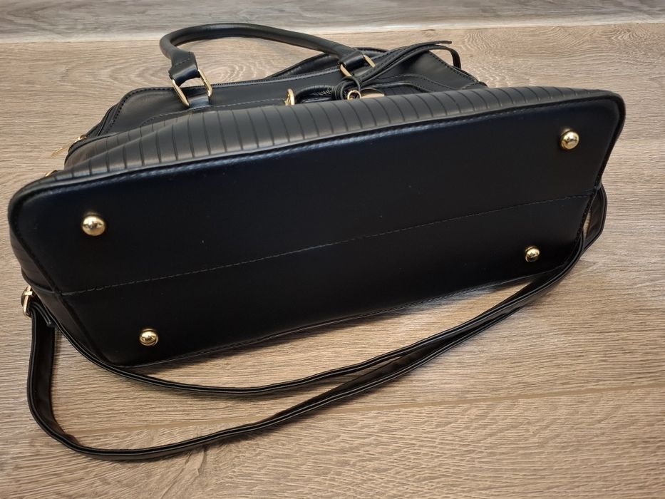 Czarna torebka z ekoskóry z ozdobnym brelokiem crossbody A4 duża