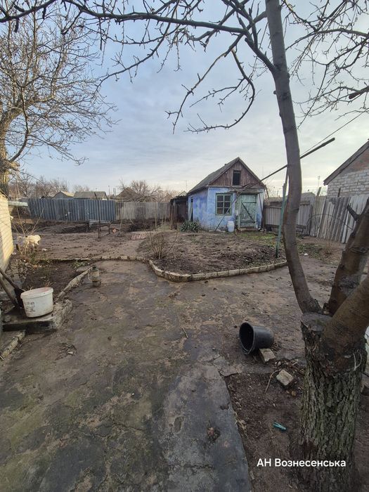 Будиночок біля сільгосптехніки