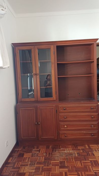 Móvel em madeira feito à mão