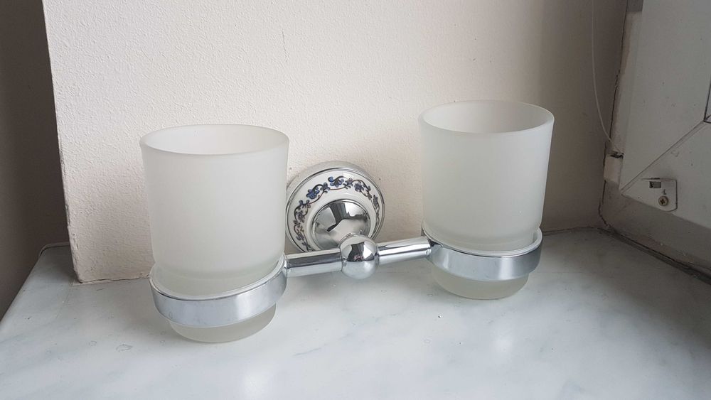 Ceramiczne kubki łazienkowe