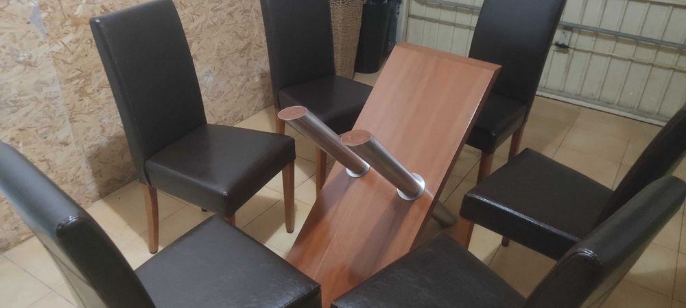 Cadeiras em pele e pé de mesa de sala