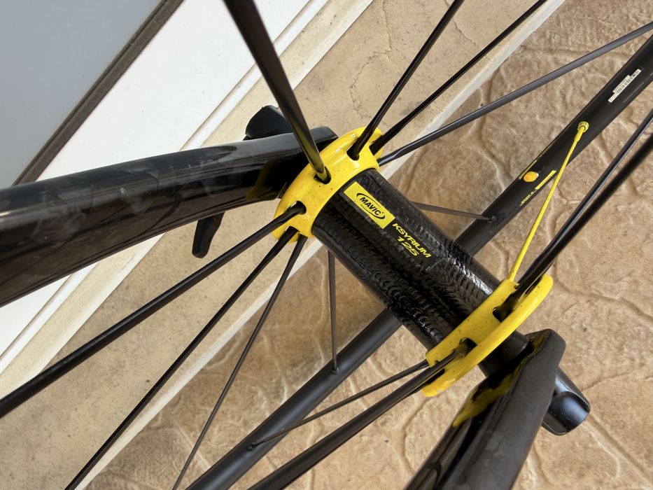 Bicicleta de estrada em carbono - Bem equipada