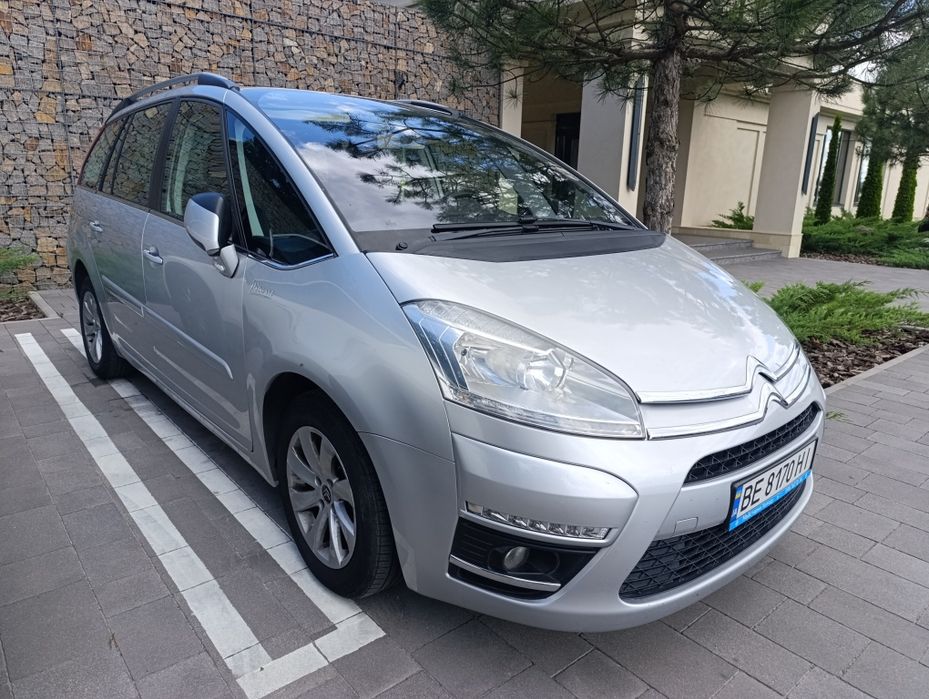 Хороше свіжопригнане  сімейне авто 7місць у доброму стані