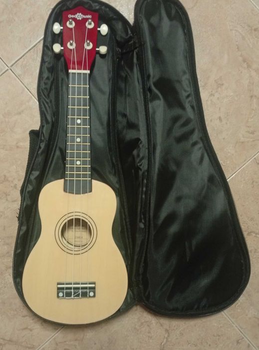Ukulele novo, com saco e suporte