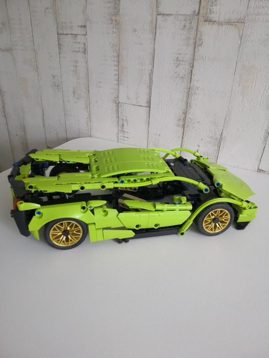 Sportowe auto z klocków.