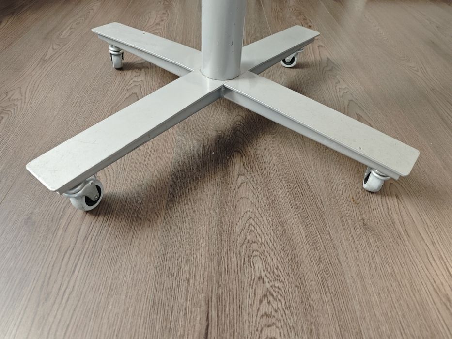 Stół okrągły średnica 80 cm wys. 72 z kółkami