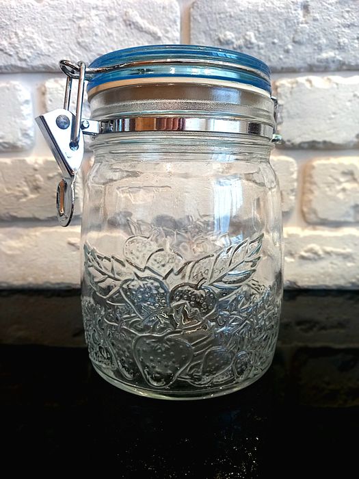 Банка скляна з кришкою.