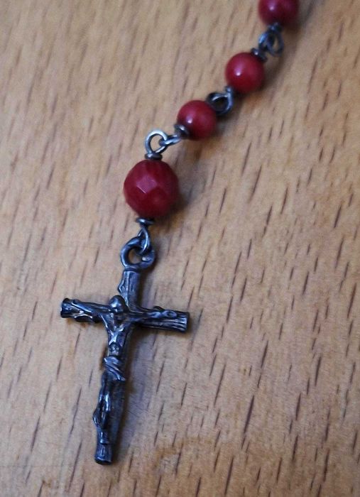 Terço com pedras vermelhas e cruz em prata