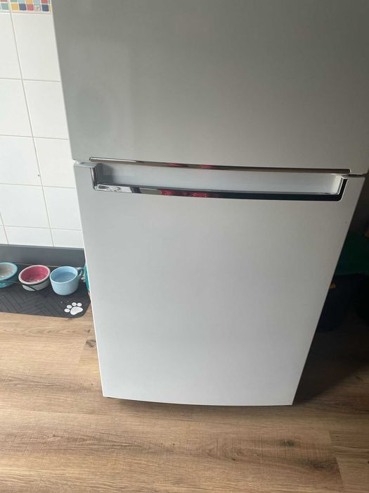 Frigorífico Combinado Usado com 3 anos. Apenas tem um pequeno toque