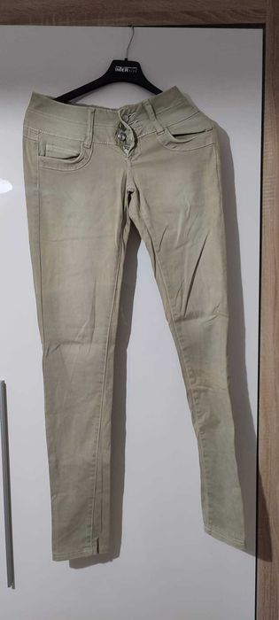 Beżowe dżinsy damskie