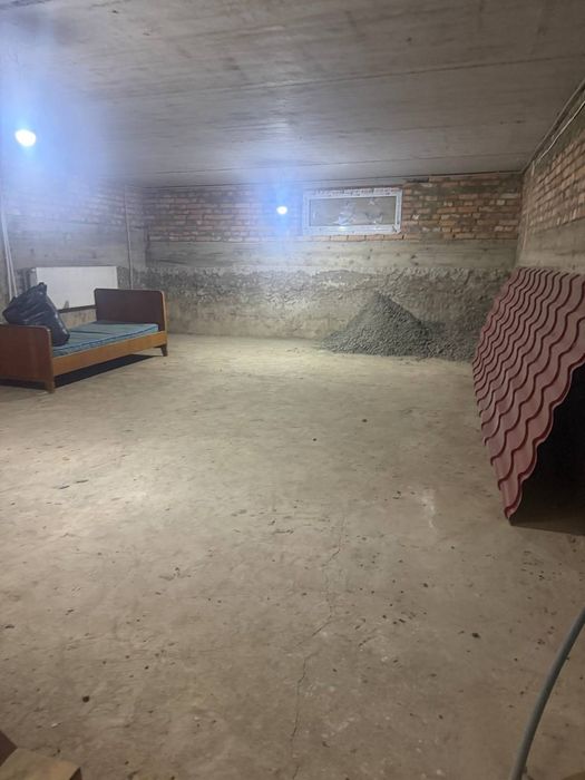 Продам цегляний 2 поверховий  будинок  в  селі  Оженин біля Острога.