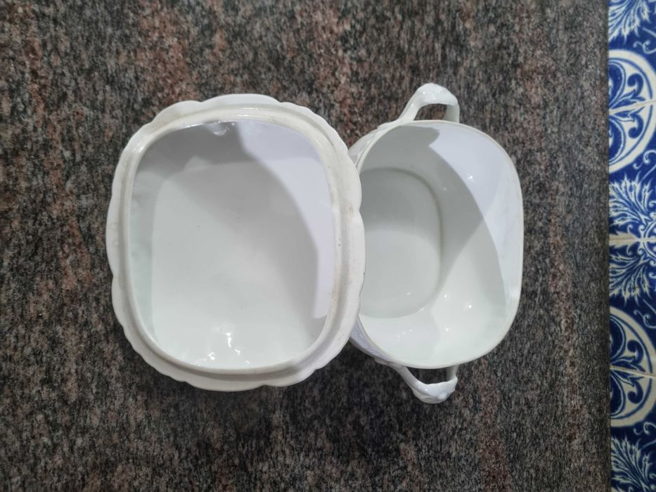 Terrina branca da marca Vista Alegre