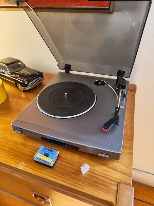 Sony PS-J20 Turntable with Built-in Pre-amplifier – Excellent Condition64284409973507121