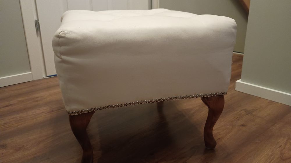 Podnóżek puf biały