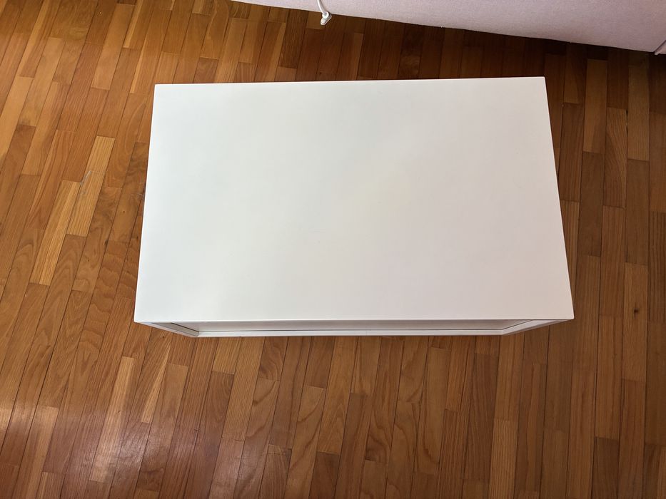 Cómoda e mesa de cabeceira em madeira maciça lacada a branco