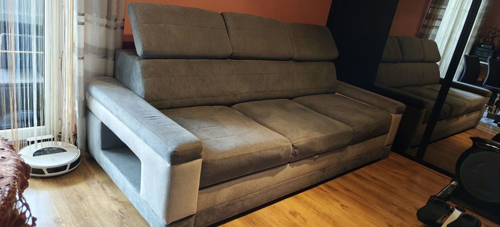 Sofa rozkładana z regulowanymi zagłówkami