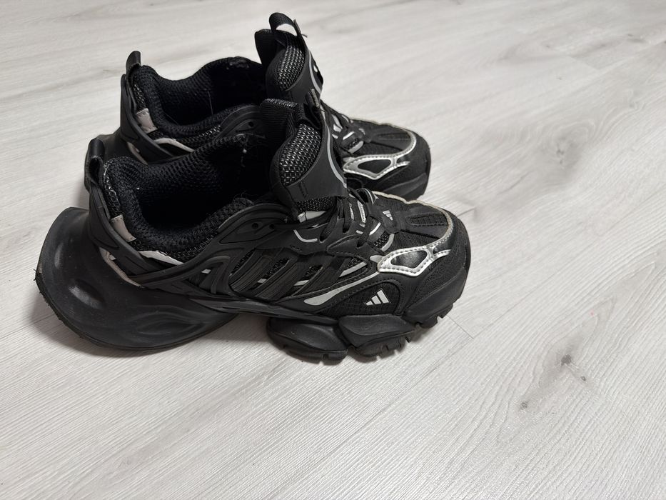 Кросівки Adidas.