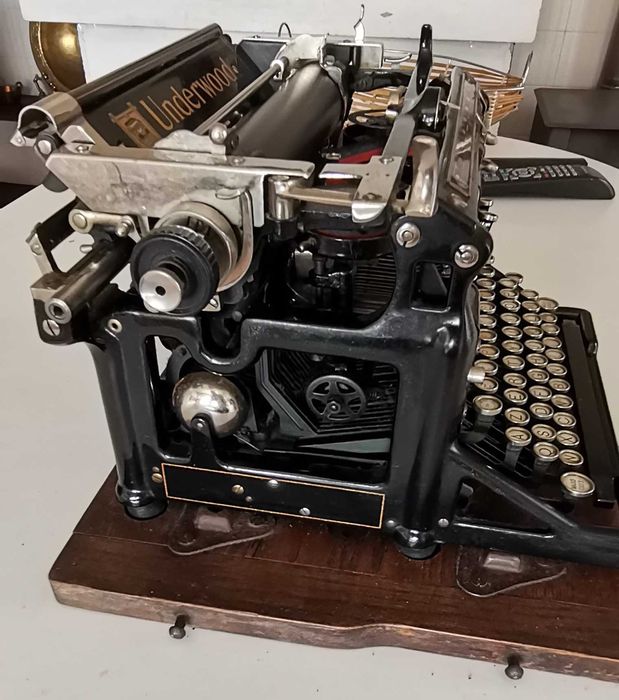 Máquina de escrever com mais de cem anos em ótimo estado.