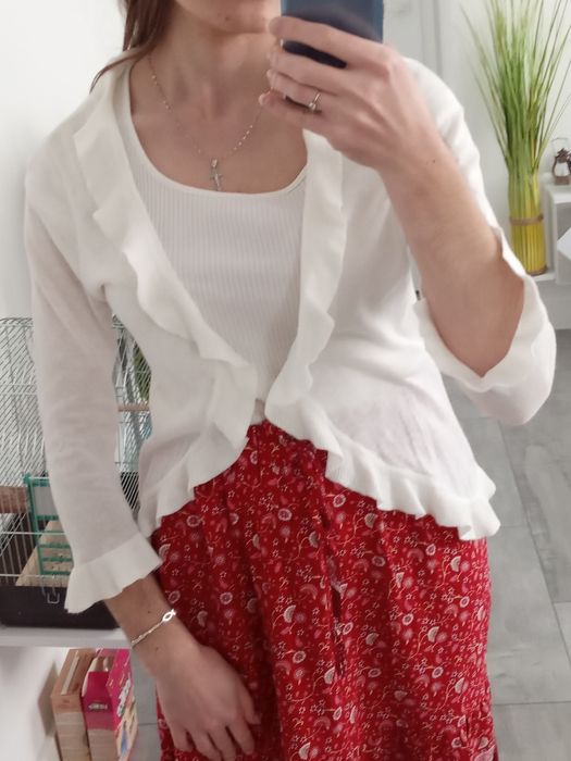 Biały sweterek z falbaną