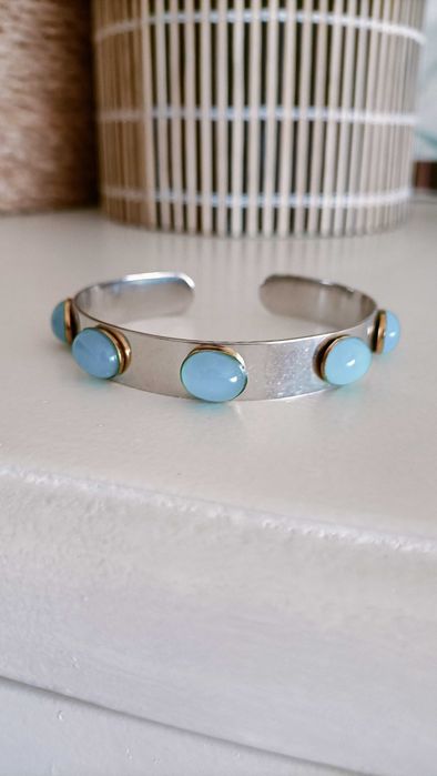 Pulseira em aço prateado e pedras azuis.