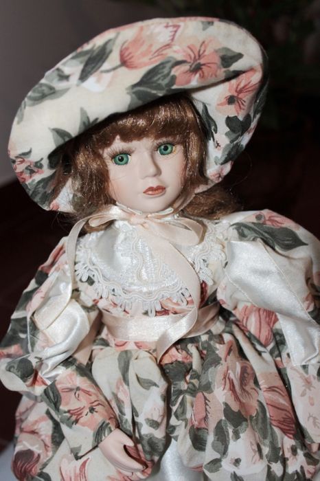 Boneca de porcelana 45 cm, com suporte
