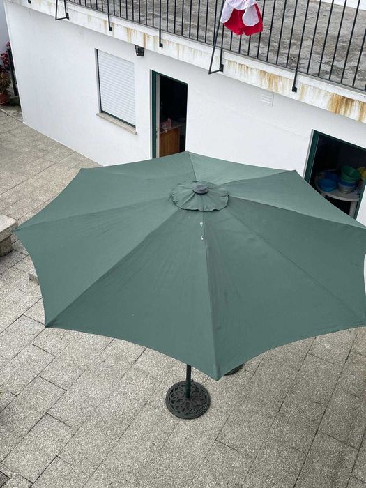 2 bases verdes em metal para guarda-sol + 1 guarda-sol