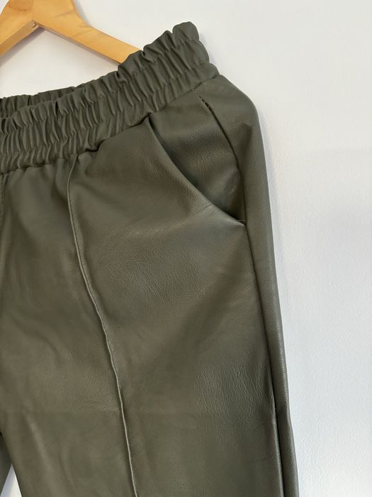 Spodnie joggery skóra ekologiczna khaki zielone  XL