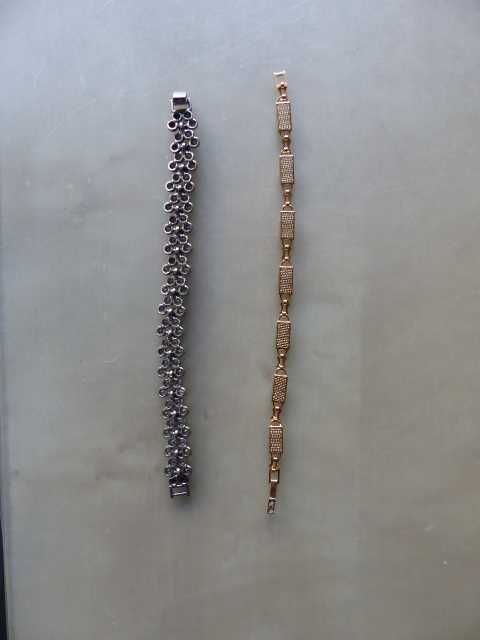 Duas pulseiras de (Bijuteria)