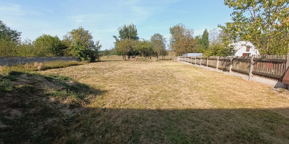 Działka budowlana z drewnianym domkiem