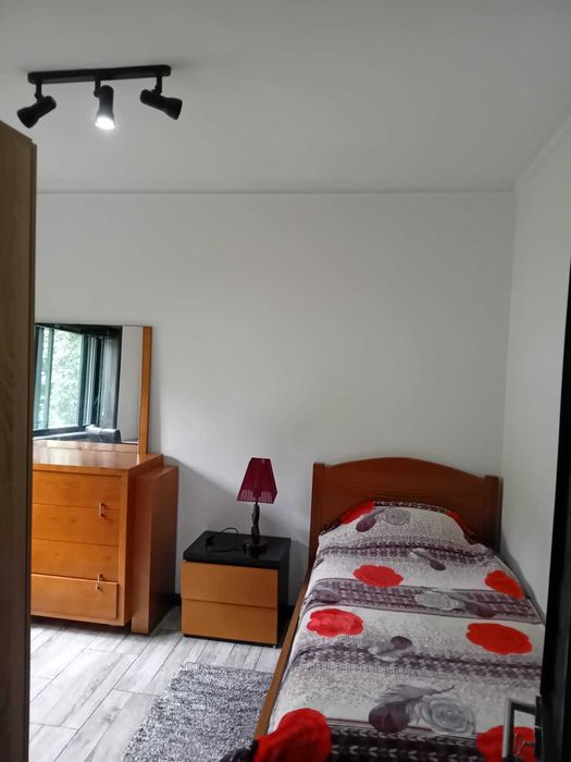 Aluga-se quarto em moradia