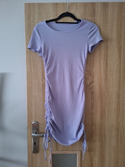 Sukienka ze ściągaczami marszczeniami