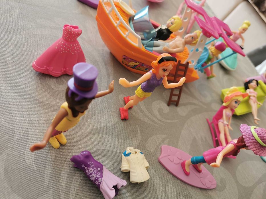 Conjunto de 13 Polly Pockets com barcos, roupas e equipamentos