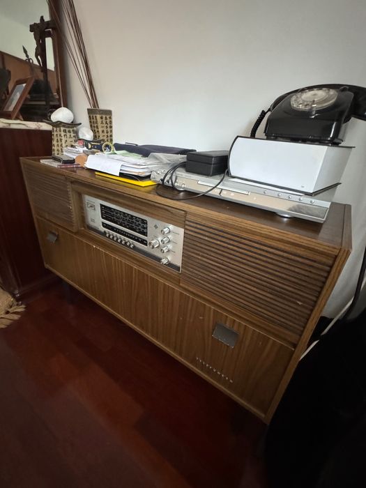 Móvel com rádio da marca telefunken