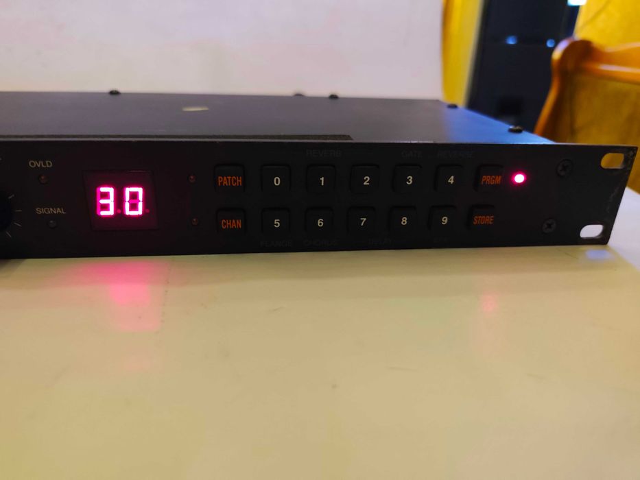 Cyfrowy 16 Bitowy procesor efektów gitarowych ,,ALESIS MIDIVERB II,,