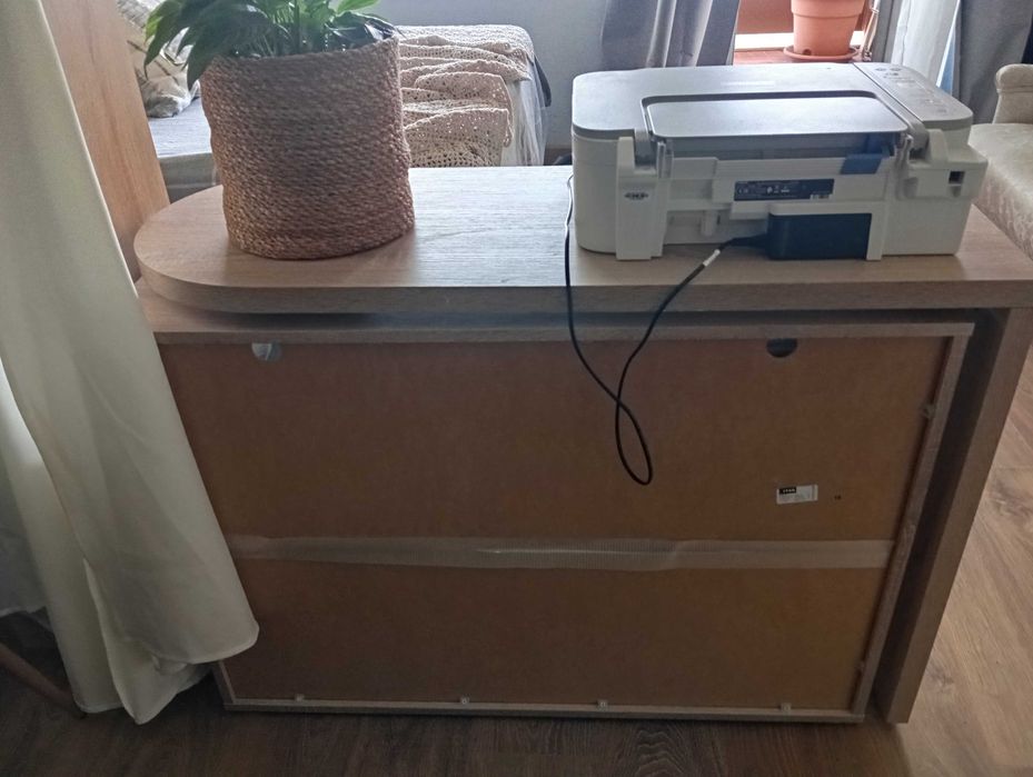 Secretária quase nova