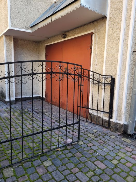 Оренда н/особняку в самому Центрі з гаражем,подвір'я,є все необхідне