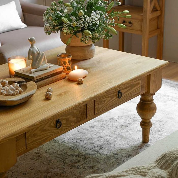 Rustykalna ława kawowa z szufladami do salony. Ława z litego drewna