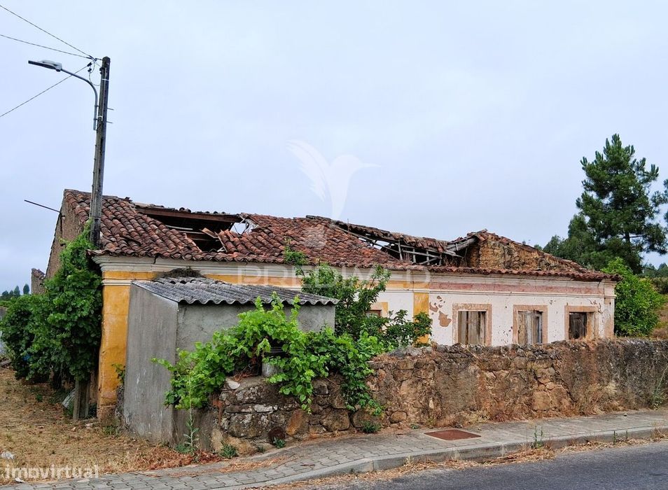 Conjunto de moradias em Ruína e terrenos em Penhascoso — Mação, Penhascoso E Aboboreira, Santarém