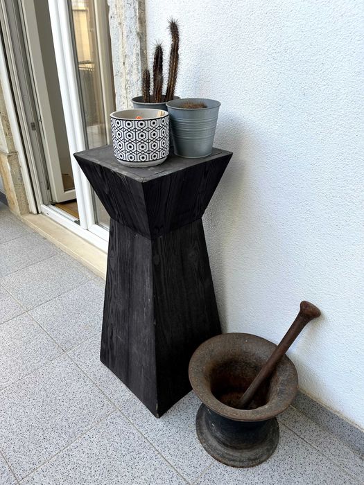 Pedestais em madeira carbonizada estilo japonês