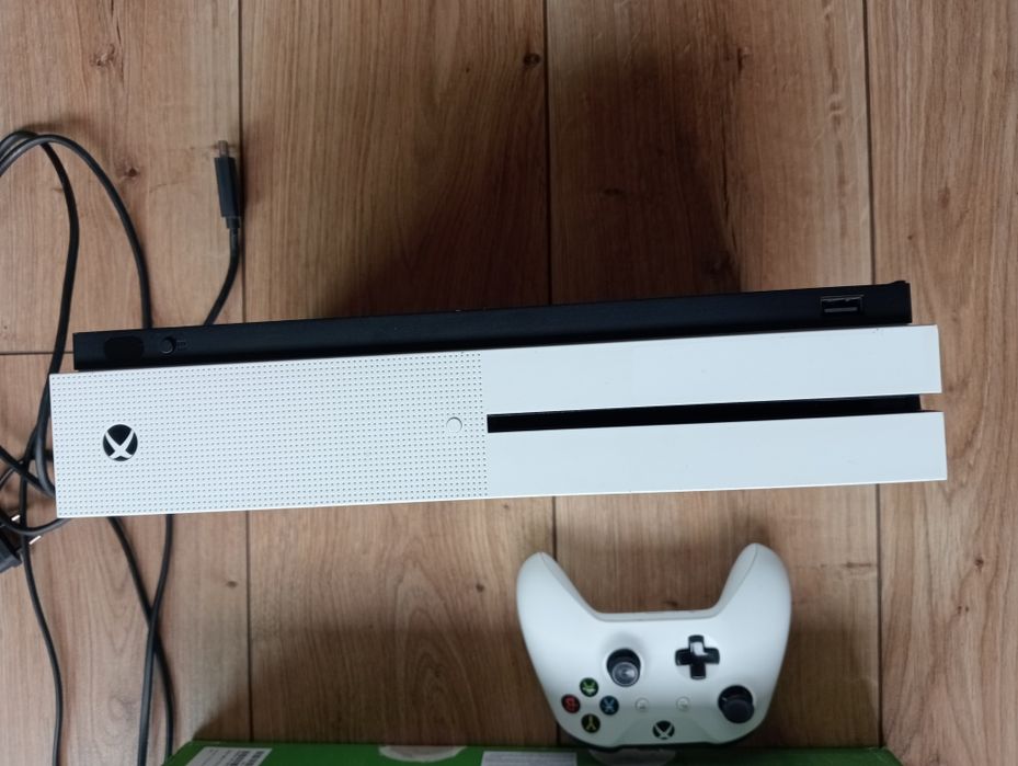 Xbox One S  1 TB  Super Stan plus Pad
