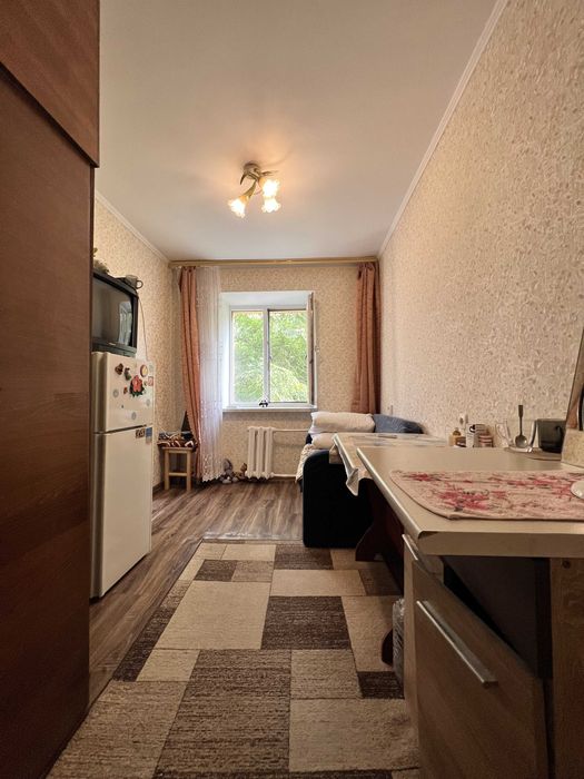 Продам кімнату в комунальній квартирі на середн. поверсі на Краснова