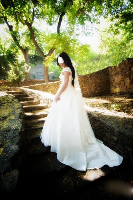 Розкішна, вишукана весільна сукня , колір " Айворі"